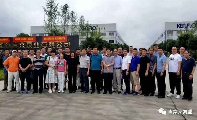 与会人员在遵义beat365(中文)官方网站-登录入口有限公司大门口合影留念